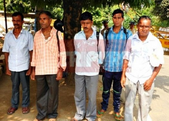 Kancharpur Fire Mayhem’s de-sheltered locals yet to get any compensation : Devastated Bengalis met Chief Minister Kancharpur Fire Mayhem’s de-sheltered locals yet to get any compensation : Devastated Bengalis met Chief Minister